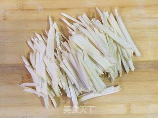 茭白炒肉丝的做法步骤：1