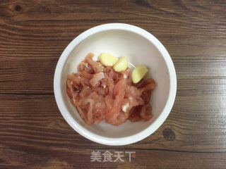 茭白炒肉丝的做法步骤：2