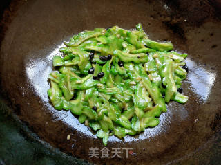 蒜蓉豆豉炒苦瓜的做法步骤：6