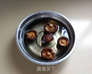 五彩蛋炒饭的做法步骤：1
