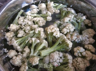 干煸菜花的做法步骤：1