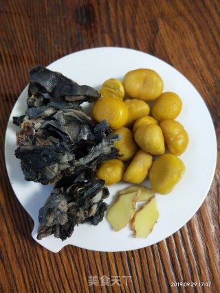 栗子炖乌鸡的做法步骤：1