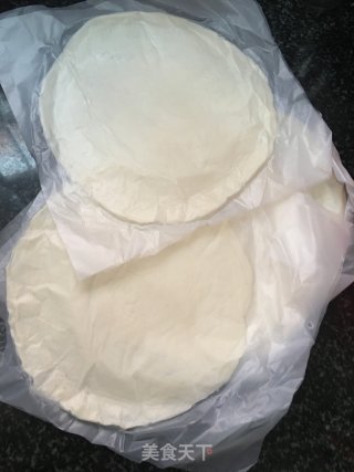 手抓饼卷火腿肠的做法步骤：1