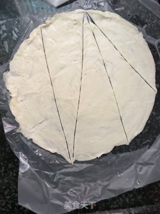 手抓饼卷火腿肠的做法步骤：2