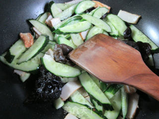 黑木耳鱼豆腐炒青瓜的做法步骤：6