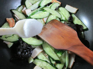 黑木耳鱼豆腐炒青瓜的做法步骤：7