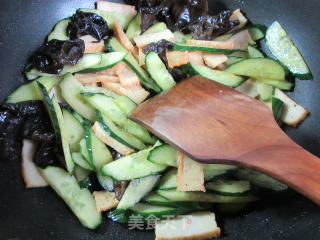 黑木耳鱼豆腐炒青瓜的做法步骤：9
