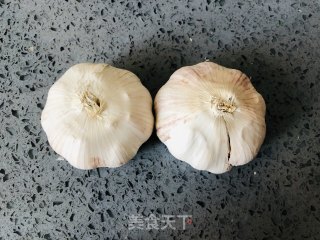 金针菇这样做，比肉还好吃，零失败的蒜蓉金针菇的做法步骤：1