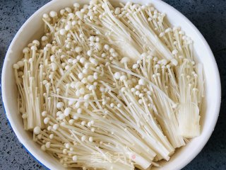 金针菇这样做，比肉还好吃，零失败的蒜蓉金针菇的做法步骤：3