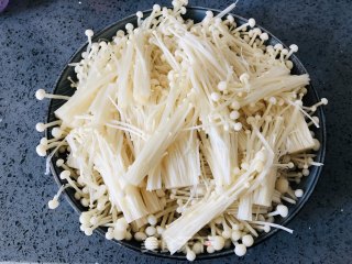 金针菇这样做，比肉还好吃，零失败的蒜蓉金针菇的做法步骤：4