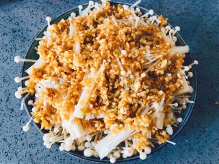 金针菇这样做，比肉还好吃，零失败的蒜蓉金针菇的做法步骤：8