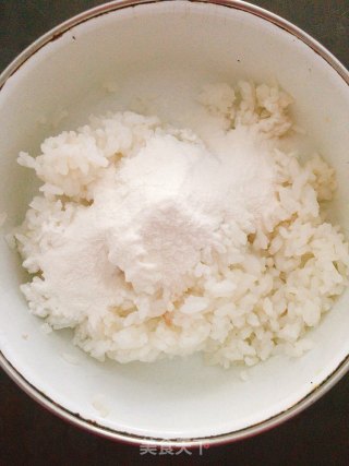 香辣米饭饼的做法步骤：1