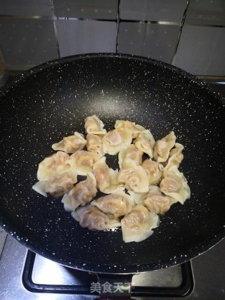 油煎黑胡椒牛肉饺子的做法步骤：3
