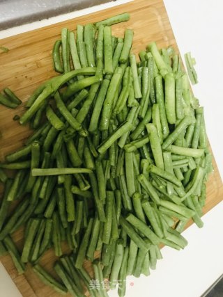 玉米面蒸豇豆的做法步骤：1