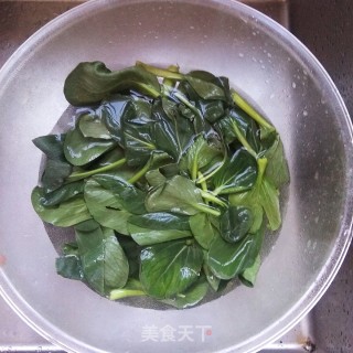 青菜炒平菇的做法步骤：1