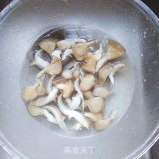青菜炒平菇的做法步骤：2