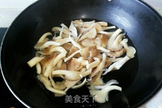 青菜炒平菇的做法步骤：4