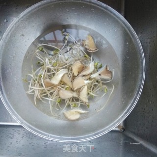 豆芽拌平菇的做法步骤：1