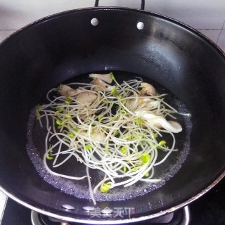 豆芽拌平菇的做法步骤：2