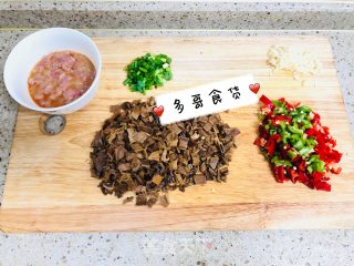 下饭菜～辣椒炒笋干的做法步骤：2