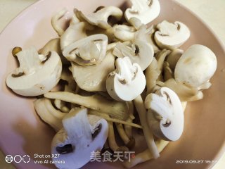 鸡肉蘑菇鲜汤的做法步骤：1