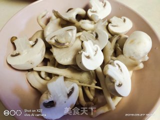 鸡肉蘑菇鲜汤的做法步骤：2