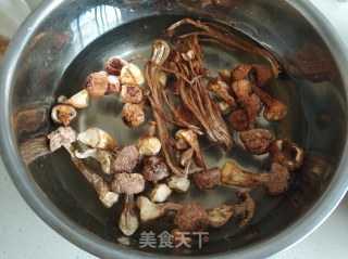 姬松茸茶树菇炖鸡腿的做法步骤：1