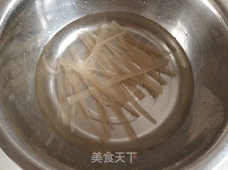 姬松茸茶树菇炖鸡腿的做法步骤：2