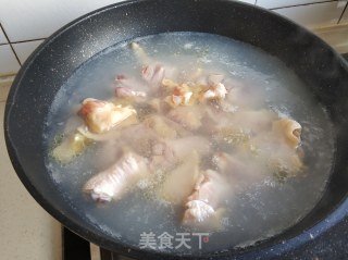 姬松茸茶树菇炖鸡腿的做法步骤：5