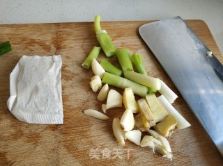 姬松茸茶树菇炖鸡腿的做法步骤：6