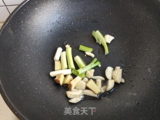 姬松茸茶树菇炖鸡腿的做法步骤：7