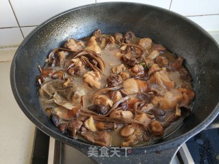 姬松茸茶树菇炖鸡腿的做法步骤：13