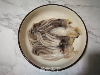 卷心菜炒鱿鱼须的做法步骤：1