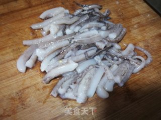 卷心菜炒鱿鱼须的做法步骤：2