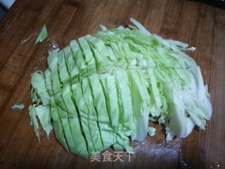 卷心菜炒鱿鱼须的做法步骤：4