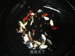卷心菜炒鱿鱼须的做法步骤：5