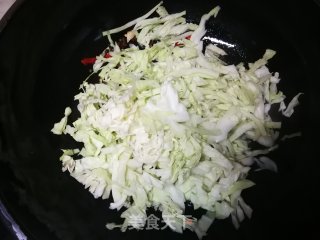 卷心菜炒鱿鱼须的做法步骤：6