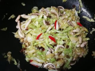 卷心菜炒鱿鱼须的做法步骤：9