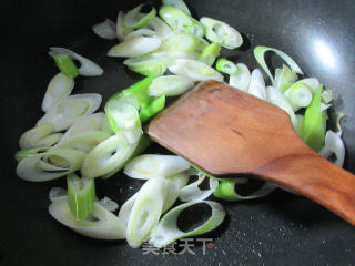 鸭蛋大葱炒年糕的做法步骤：5