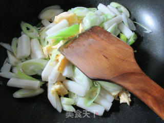 鸭蛋大葱炒年糕的做法步骤：6