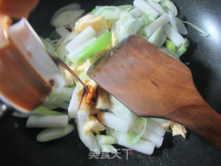 鸭蛋大葱炒年糕的做法步骤：8