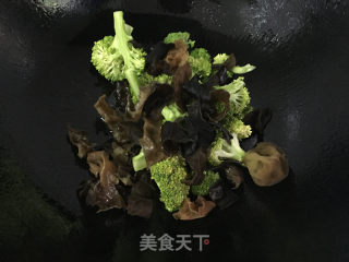 西蓝花炒肉片的做法步骤：6