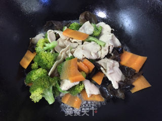 西蓝花炒肉片的做法步骤：7