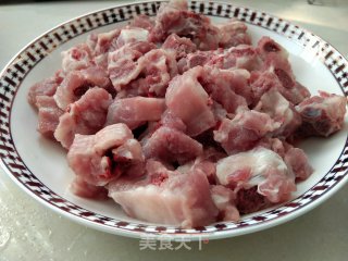 番茄焖排骨的做法步骤：1