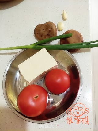 西红柿烧豆腐的做法步骤：1