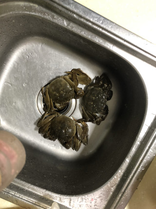 麻辣大闸蟹的做法步骤：1