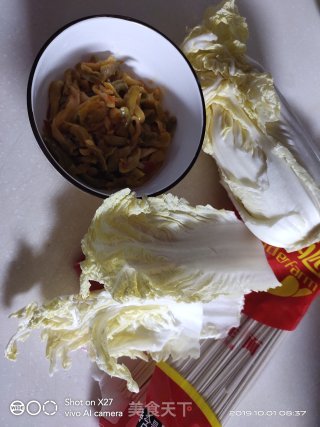 白菜榨菜面的做法步骤：1