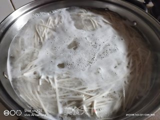 白菜榨菜面的做法步骤：3