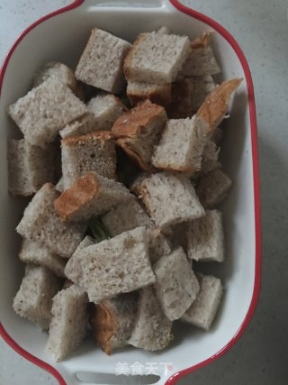牛奶吐司布丁的做法步骤：1