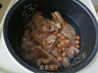 芡实莲子老鸭煲的做法步骤：5